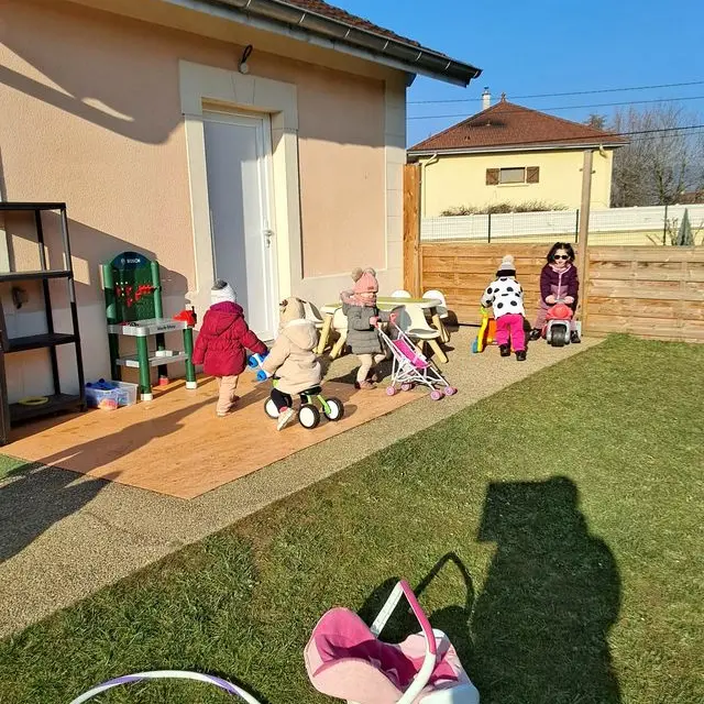 Enfant jouant dehors avec un camarade