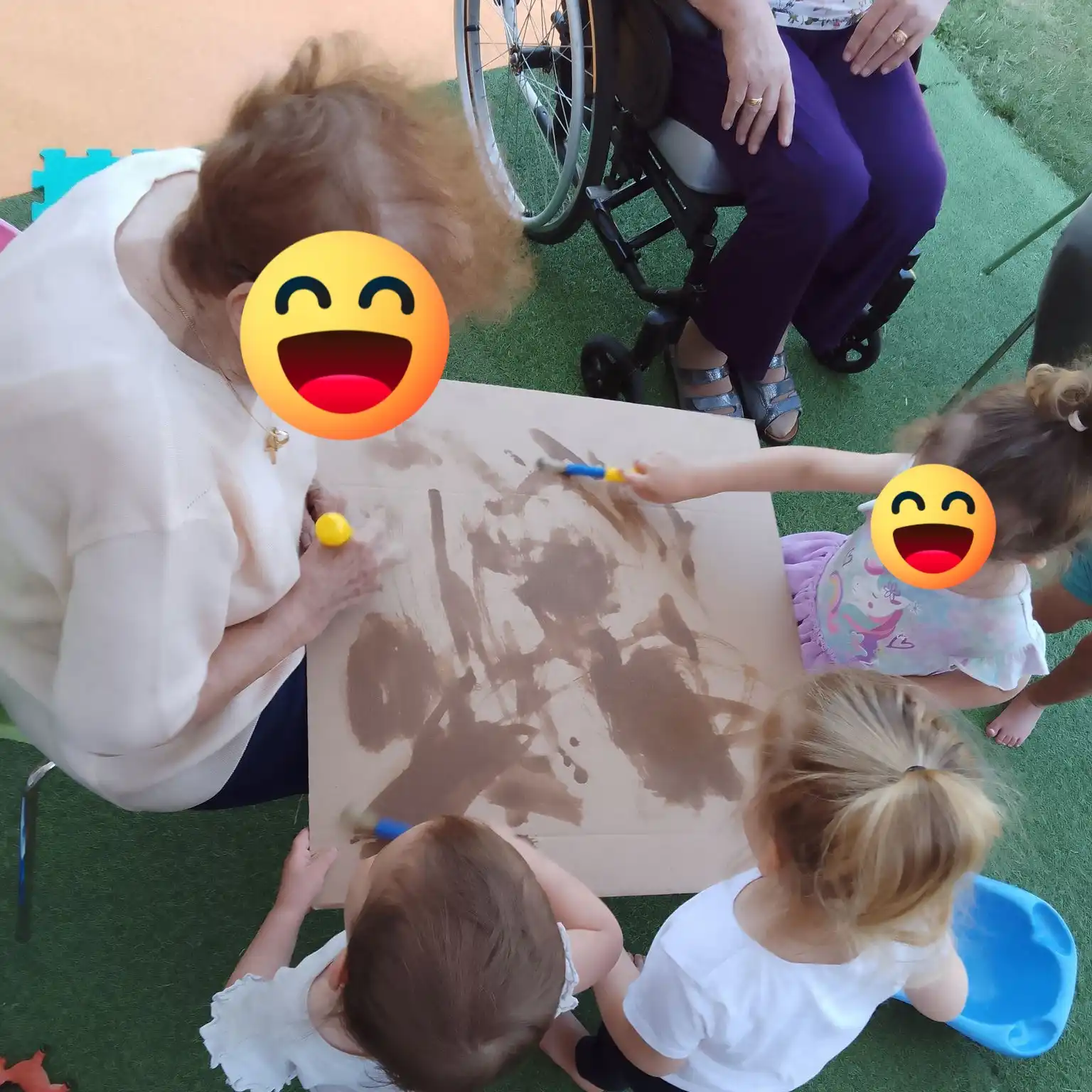 Atelier peinture : enfants concentrés sur une activité créative
